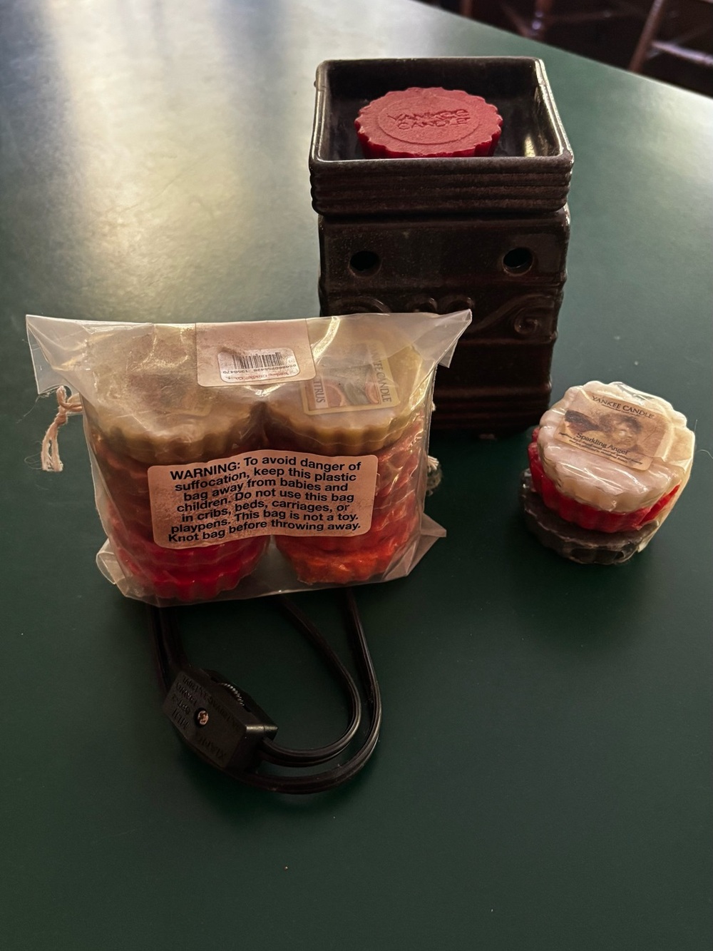 Yankee Candle Wax Melt Warmer Set with Assorted Red Wax Melts